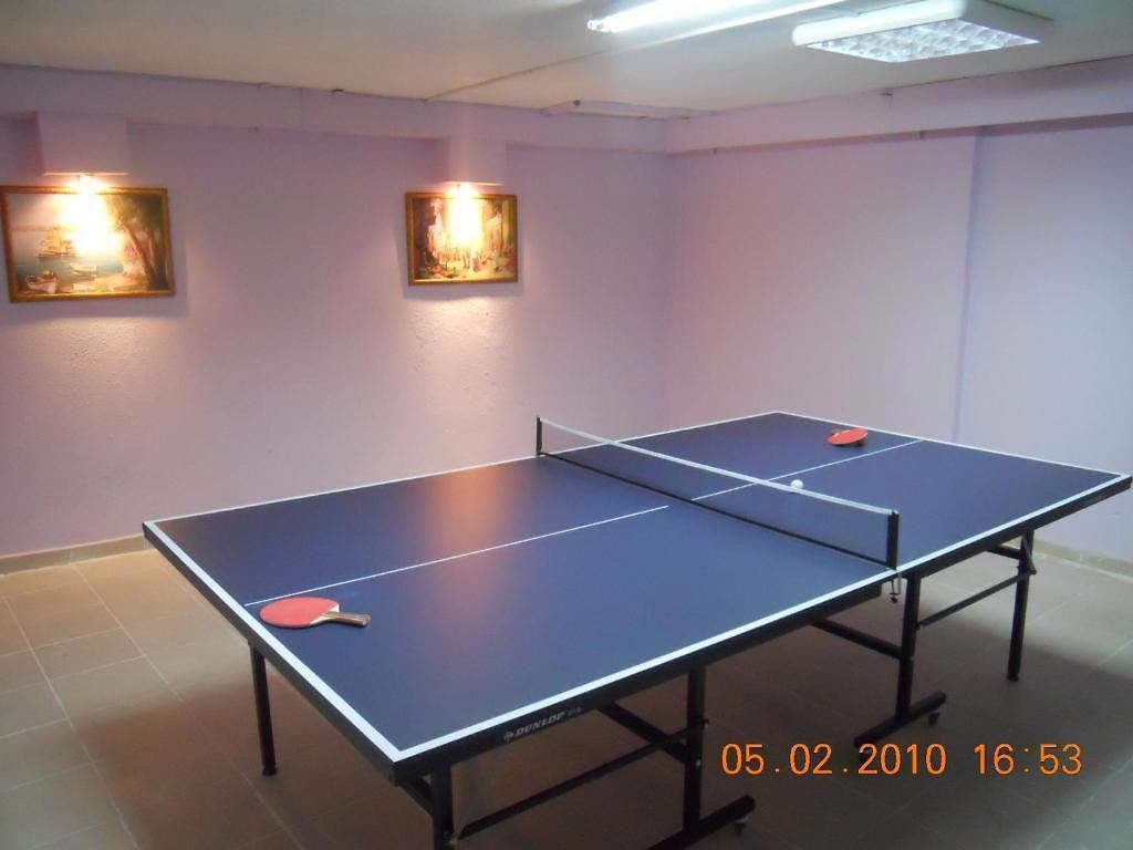 Masa Tenisi ve Oyun Alanı.